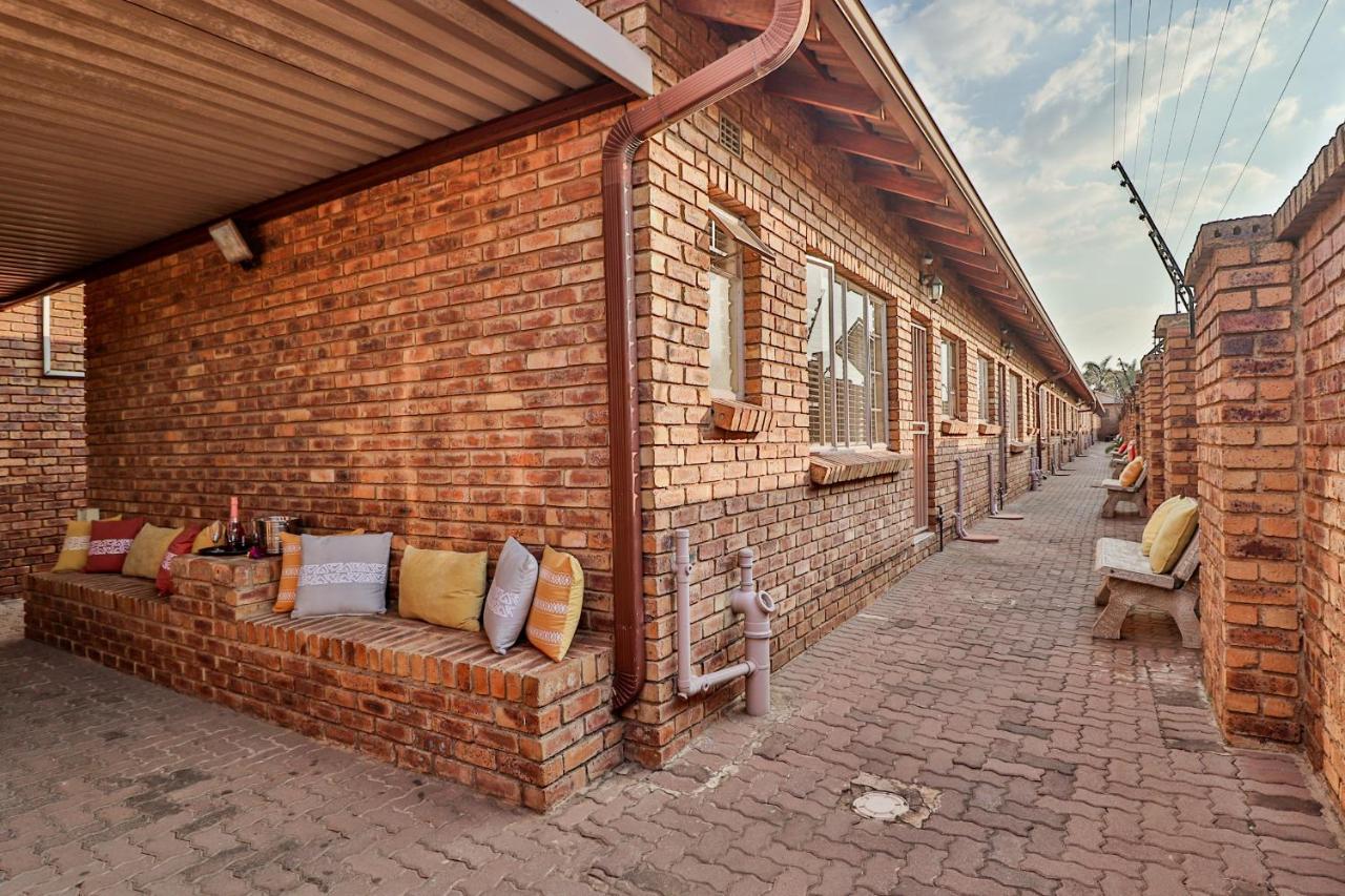 Rudman Townhouses - Or Tambo Airport Боксбург Екстериор снимка
