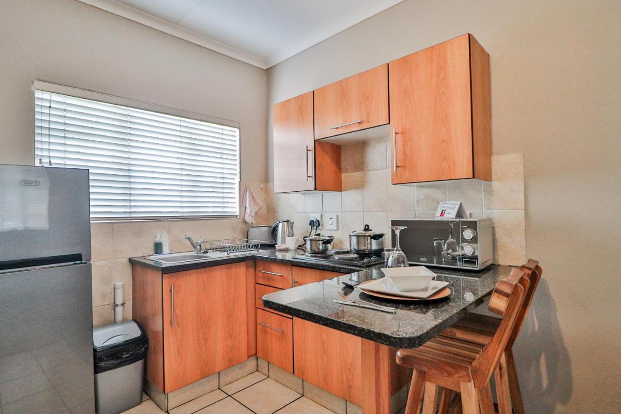 Rudman Townhouses - Or Tambo Airport Боксбург Екстериор снимка