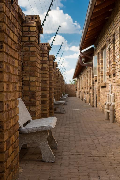 Rudman Townhouses - Or Tambo Airport Боксбург Екстериор снимка