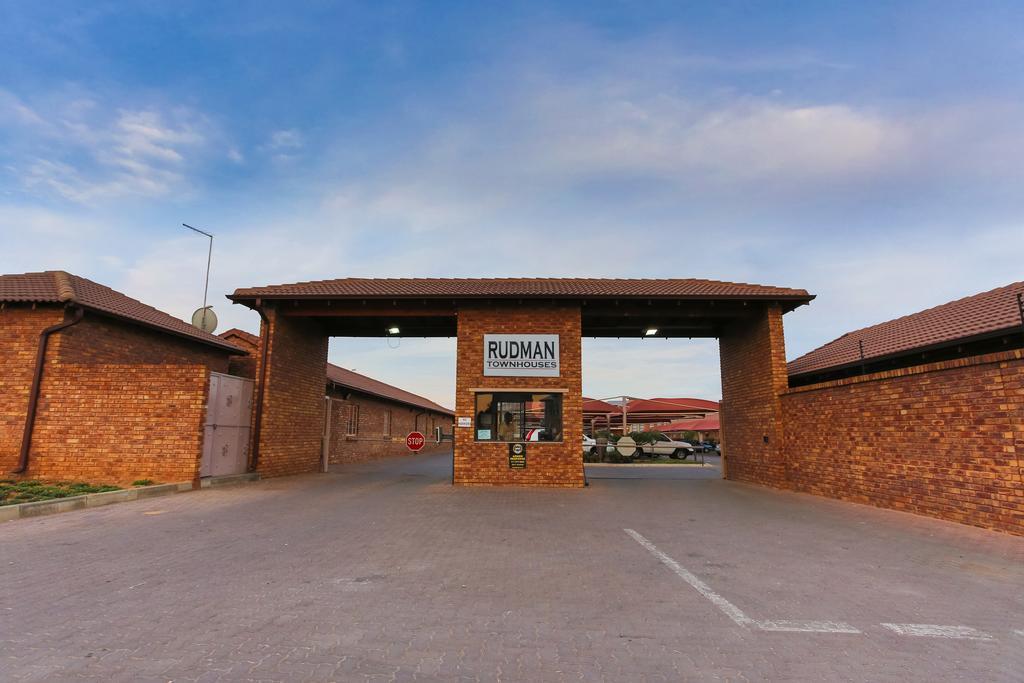 Rudman Townhouses - Or Tambo Airport Боксбург Екстериор снимка