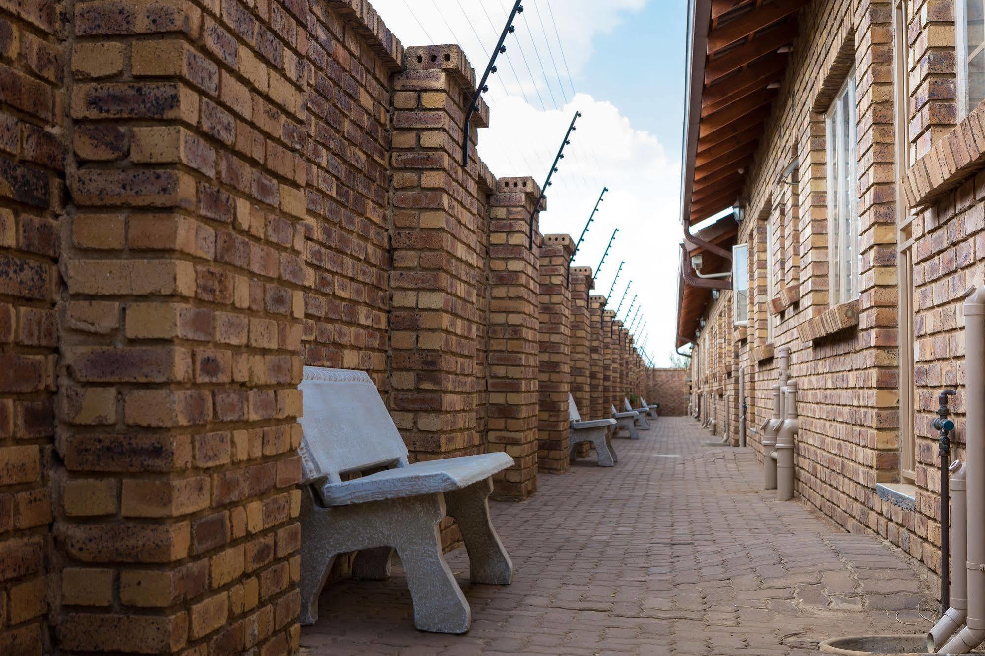 Rudman Townhouses - Or Tambo Airport Боксбург Екстериор снимка