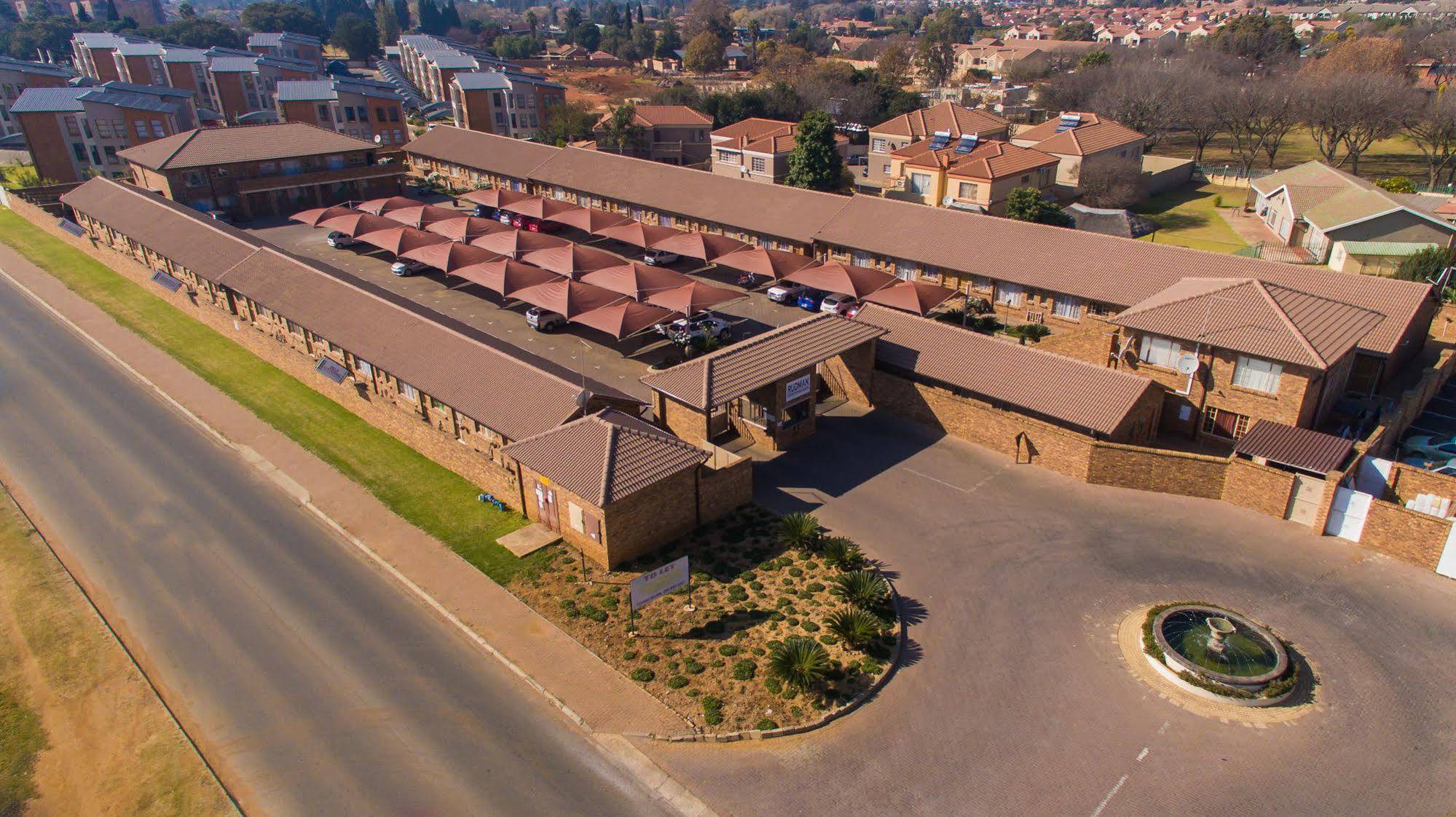 Rudman Townhouses - Or Tambo Airport Боксбург Екстериор снимка